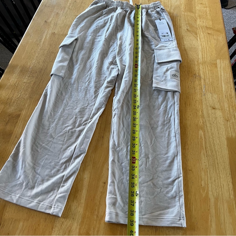ALO Yoga Men's Double take Cargo Pants in bone - Picture 5 of 13